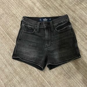 Womens 24 hollister shorts. High rise 3”